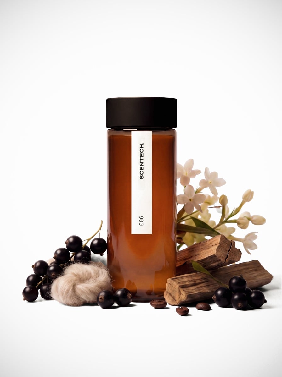 ScentPod 2.0 in der Duftrichtung Bali Spice neben einem Scentech-Diffuser